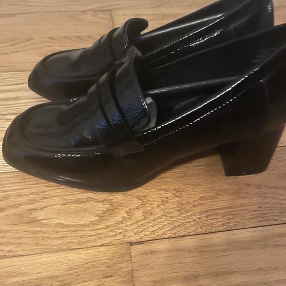 Journee Black Loafer Pumps - Picture 4 of 5